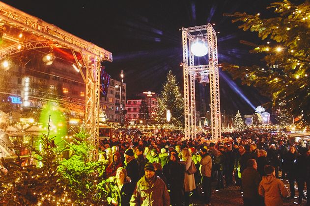 Discokugel über dem SANTA PAULI Weihnachtsmarkt