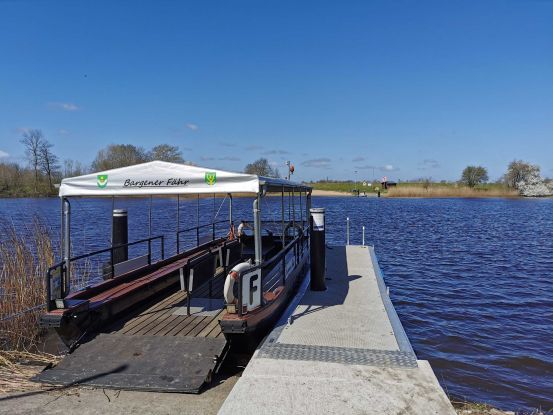 Naturerlebnisfahrt mit der Bargener Fähre, © Dithmarschen Tourismus