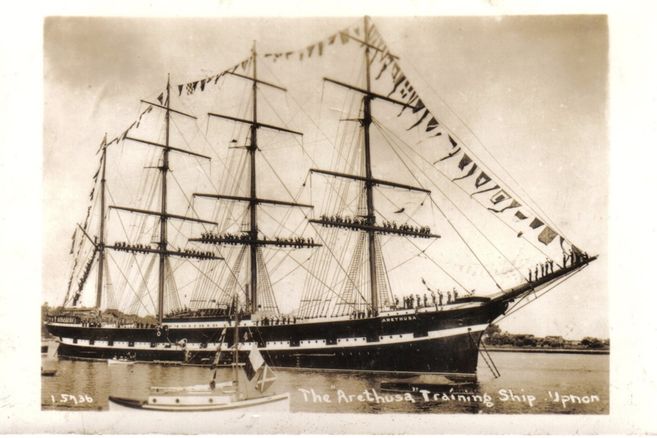 Historisches Foto des Segelschiffs Arethusa mit vollen Segeln und Besatzung an Bord.