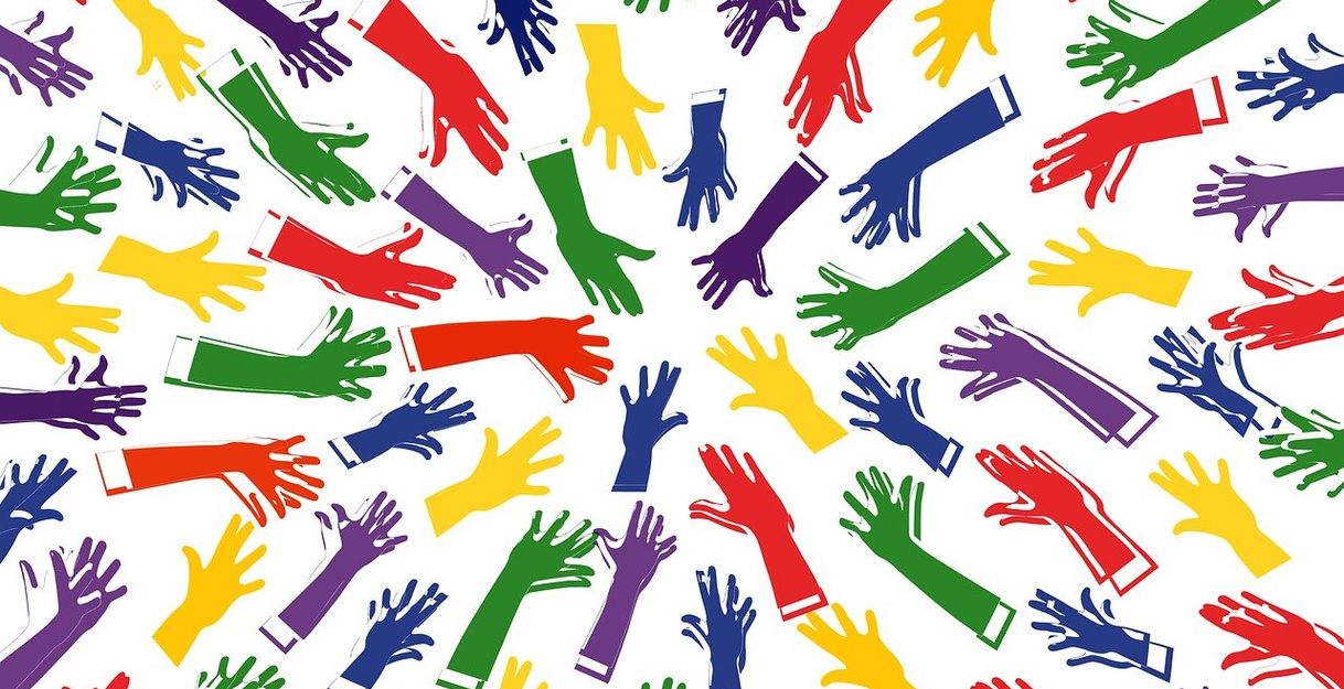 Bunte Hände in verschiedenen Farben auf weißem Hintergrund.