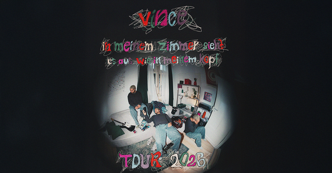 Ein Zimmer mit mehreren Personen, die entspannt sitzen und liegen. Bunte Schriftzüge mit dem Text 'Vince - in meinem Zimmer sieht es aus wie in meinem Kopf' und 'Tour 2026'.