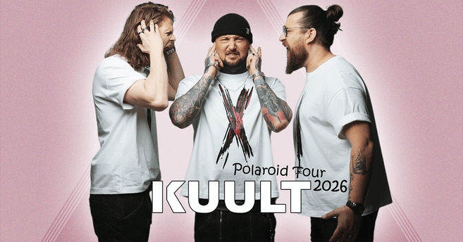 Drei Männer in weißen T-Shirts posieren vor einem rosa Hintergrund mit dem Schriftzug 'KUULT Polaroid Tour 2026'.