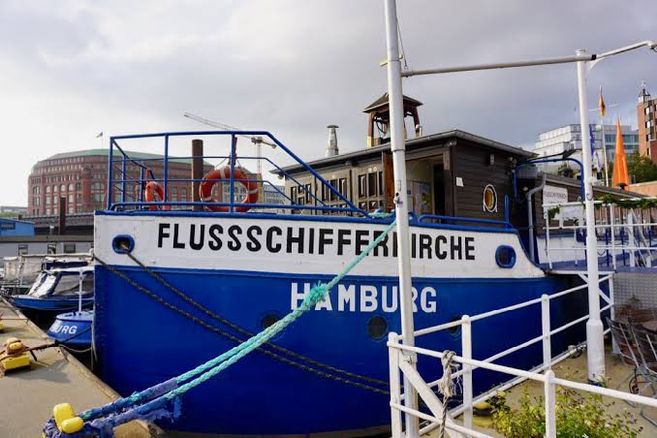 Die Flussschifferkirche von schräg vorne