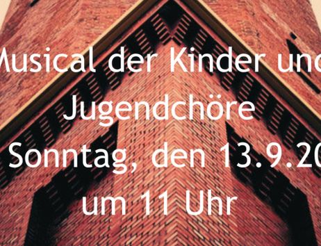 Ein roter Backsteinturm mit Text über ein Musical der Kinder- und Jugendchöre am 13.9.2026 um 11 Uhr.