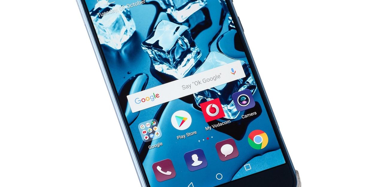 Smartphone mit Eiswürfel-Hintergrund und verschiedenen Apps auf dem Bildschirm.