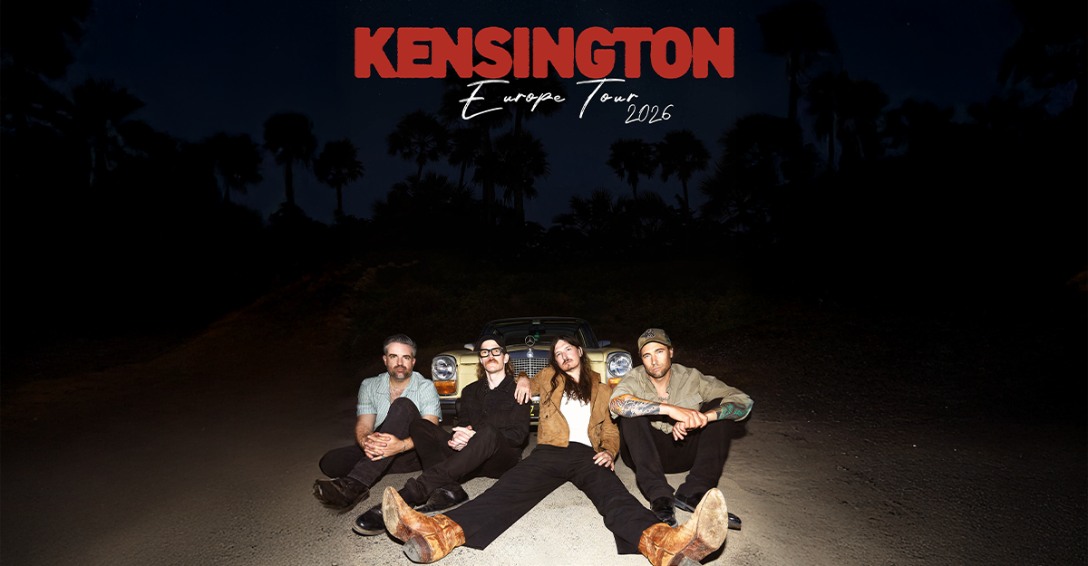 Vier Personen sitzen vor einem Auto auf einer dunklen Straße. Oben steht "Kensington Europe Tour 2026".