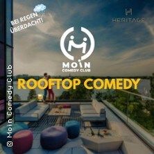 Ein modernes Dachterrassen-Setting mit Sitzgelegenheiten und einem Blick auf die Stadt. Text: Moin Comedy Club, Rooftop Comedy, bei Regen überdacht.