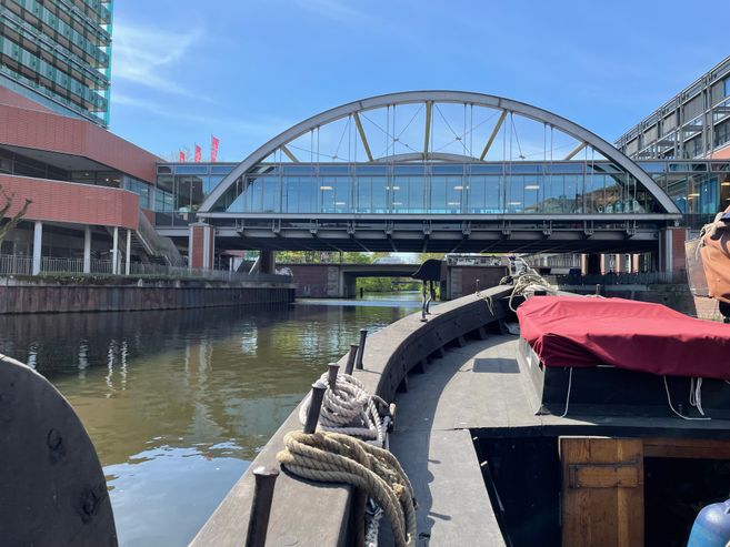 Der Ewer hat gerade am Anleger Bergedorfer Hafen abgelegt und fährt Richtung Schleusengraben