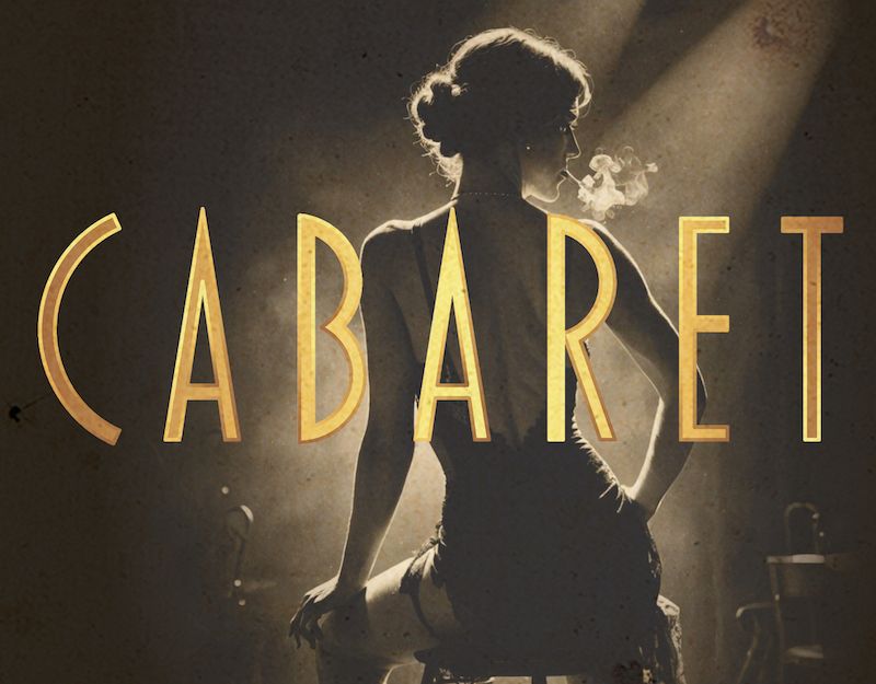 Eine Frau sitzt rauchend auf einem Hocker im Scheinwerferlicht, mit dem Wort 'Cabaret' in großen Buchstaben darüber.
