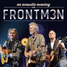 Drei Musiker mit Gitarren auf der Bühne, Schriftzug 'an acoustic evening with FRONTM3N'.