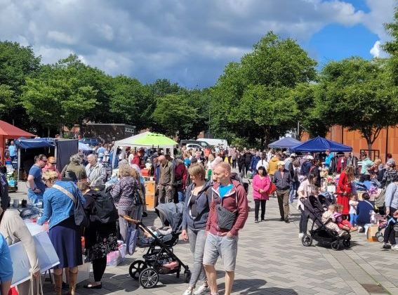 Viele Besucher auf dem Flohmarkt.