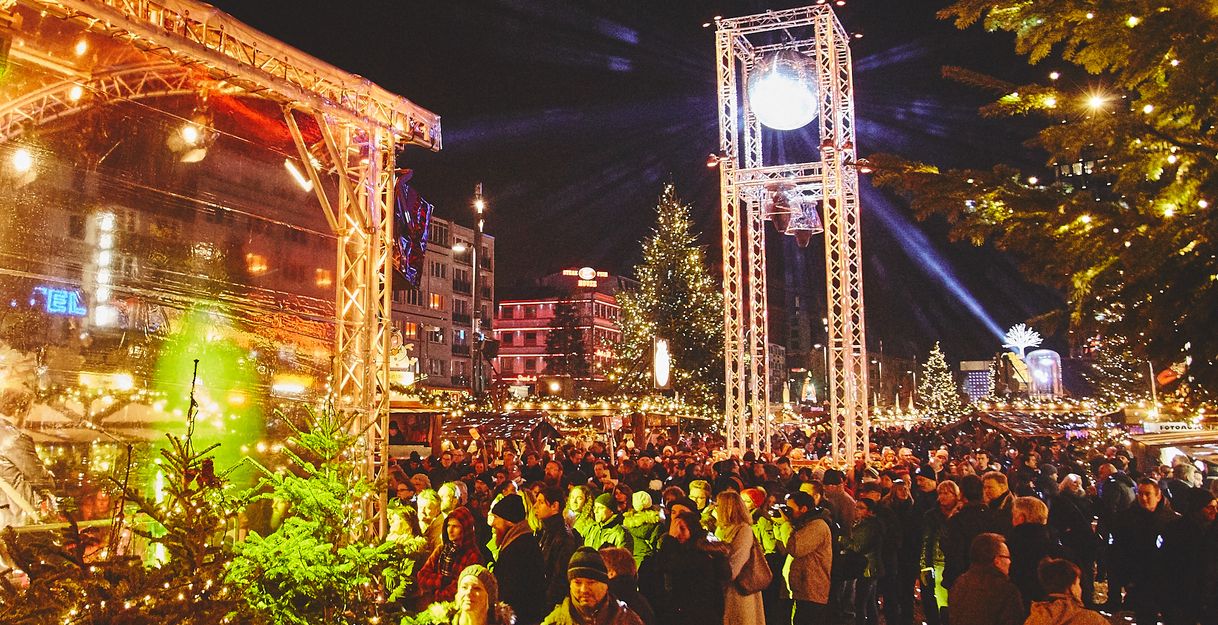 Discokugel über dem SANTA PAULI Weihnachtsmarkt