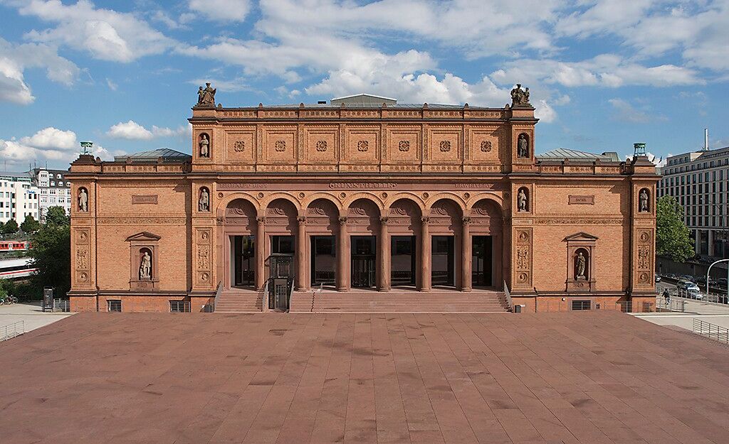 Frontansicht der Hamburger Kunsthalle mit rotem Backstein und Skulpturen.
