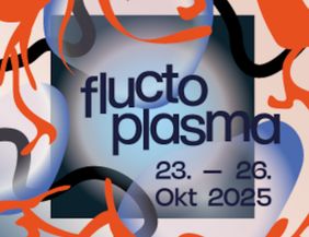 Grafik mit dem Text 'fluctoplasma 23. - 26. Okt 2025' umgeben von abstrakten Formen in Orange, Blau und Schwarz.