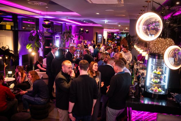 Athmosphäre im NYX Hotel Hamburg by Leonardo Hotels, netzwerkende Menschen