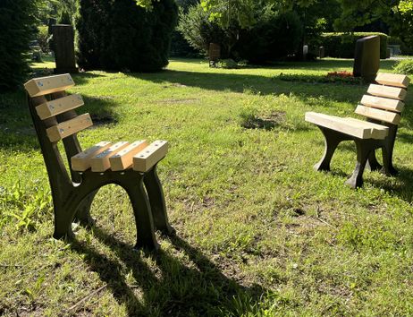 Zwei Bänke auf dem Parkfriedhof Ohlsdorf
