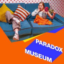 Person auf schrägem Sofa im Paradox Museum Hamburg.