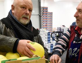 Tourguide mit Obsthändler