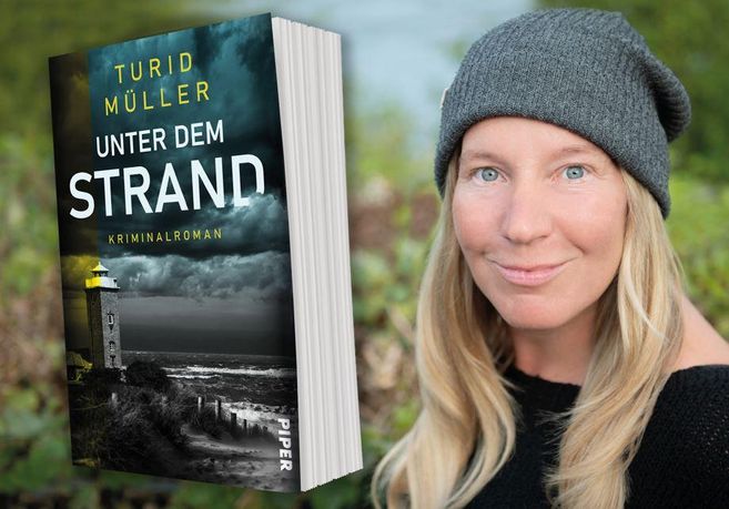 Frau mit grauer Mütze neben einem Buchcover von 'Unter dem Strand'.