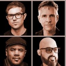 Vier Männer in einem quadratischen Bildraster, jeder in einem eigenen Feld. Sie tragen Brillen und schauen ernst in die Kamera.