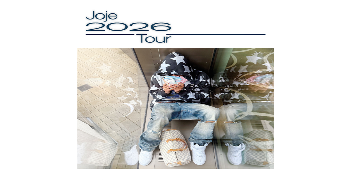 Person in Kapuzenpullover mit Sternenmuster sitzt mit Geldscheinen in den Händen.