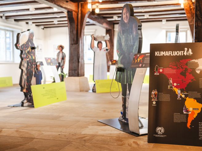 Ausstellung im Heimathaus Sittensen mit dem Thema Klimaflucht, zeigt Infotafeln und lebensgroße Figuren.