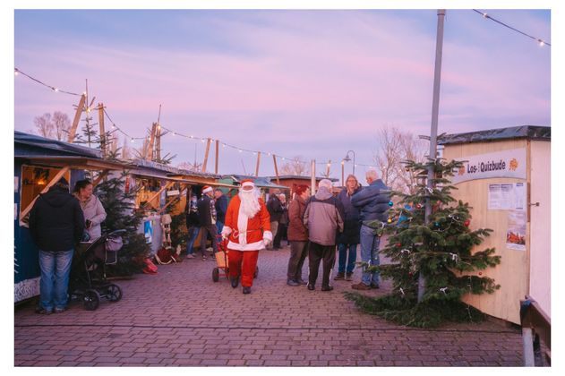 Weihnachtsmann zieht Bollerwagen