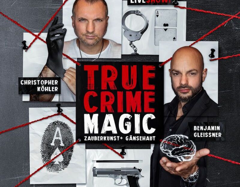 Poster für die Show 'True Crime Magic' mit Bildern von zwei Männern, Handschellen, Spielkarten, Fingerabdruck und Pistole.