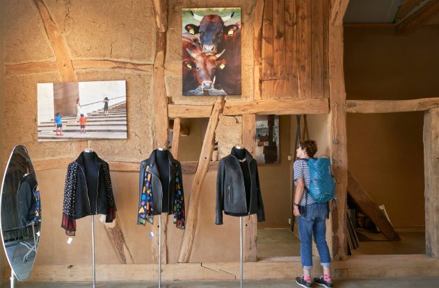 Fotografie und Leder in der Alten Scheune Satemin, © Andreas Schoelzel
