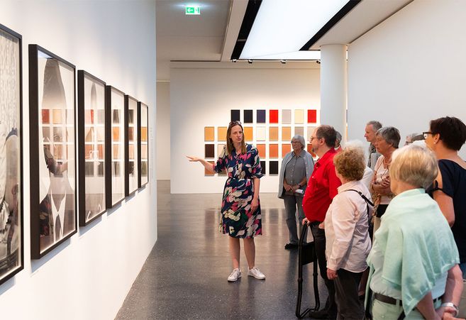 Führung in einer Ausstellung im Bucerius Kunst Forum.