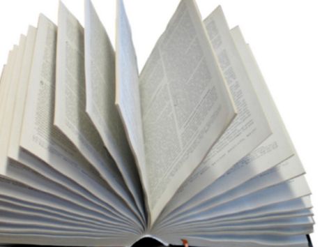 Ein aufgeschlagenes Buch mit sichtbarem Text auf weißem Hintergrund.