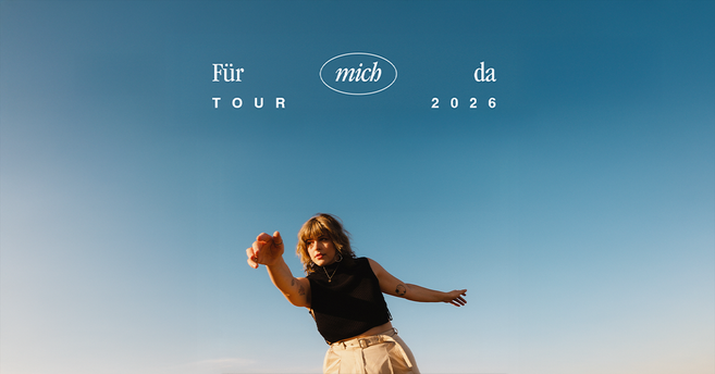 Eine Person in einem schwarzen Oberteil und beigen Hosen streckt die Hand aus. Im Hintergrund ist ein blauer Himmel mit dem Text 'Für mich da Tour 2026'.