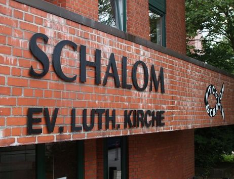 Backsteinfassade mit der Aufschrift 'SCHALOM EV. LUTH. KIRCHE'.