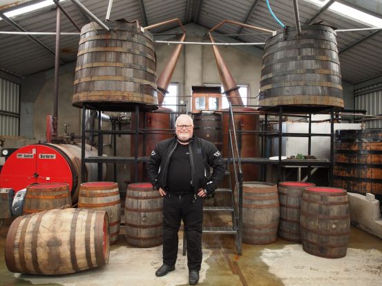Roland Büscher in einer Destillerie, © Roland Büscher