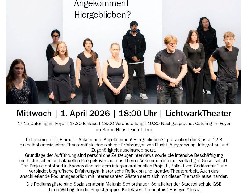 schwarzgekleidete Schülerinnen und Schüler auf einer Bühne und Veranstaltungstext