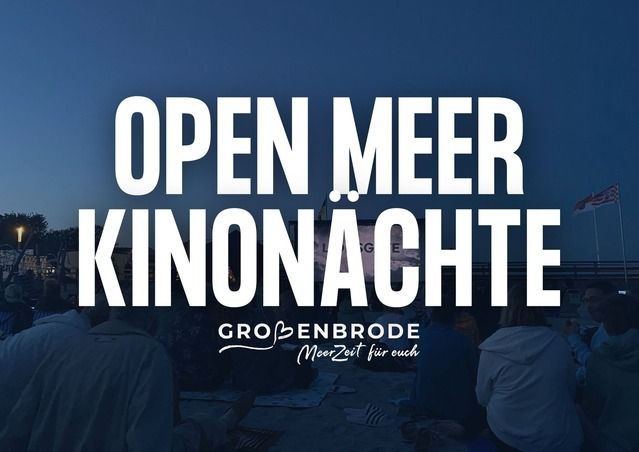 Menschen sitzen im Freien bei einer Kinovorführung am Abend. Der Text 'Open Meer Kinonächte' ist groß im Vordergrund zu sehen.