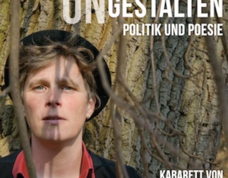 Person mit Hut vor einem Baum, umgeben von Ästen, mit dem Titel 'Ungestalten - Politik und Poesie'.