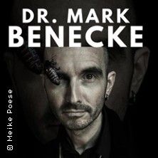 Porträt eines Mannes mit Insekten auf seinem Gesicht, begleitet von dem Text 'Dr. Mark Benecke'.