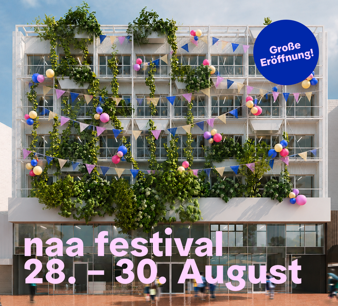 Grafik zum naa festival vom 28. bis 30. August. Zu sehen ist ein begrüntes, festlich mit bunten Wimpeln und Luftballons dekoriertes Gebäude. Oben rechts steht ‚Große Eröffnung!