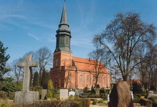 Kirche St. Nikolai in Billwerder mit Friedhof im Vordergrund.