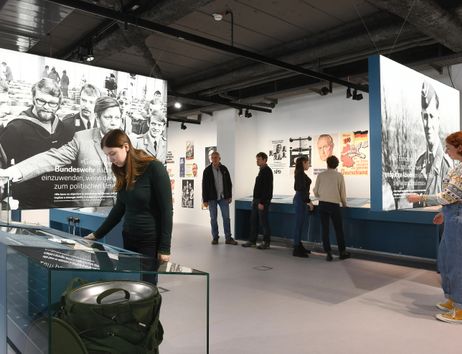Menschen in der Ausstellung der Bundeskanzler-Helmut-Schmidt-Stiftung.