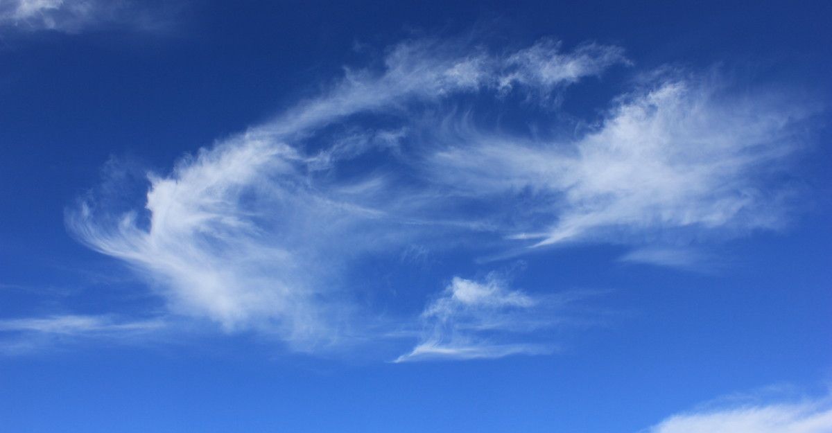 Blauer Himmel mit weißen, dünnen Wolken.