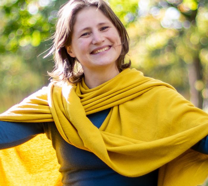 Birgit Schibilla Portrait im Grünen voller Dynamik