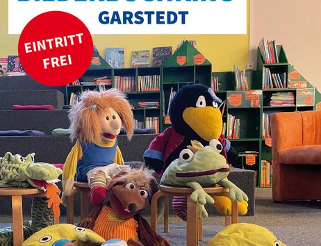 Ein Raum mit bunten Puppen und Spielzeugen vor Bücherregalen, beworben als Bilderbuchkino für Kinder ab 5 Jahren in Garstedt.